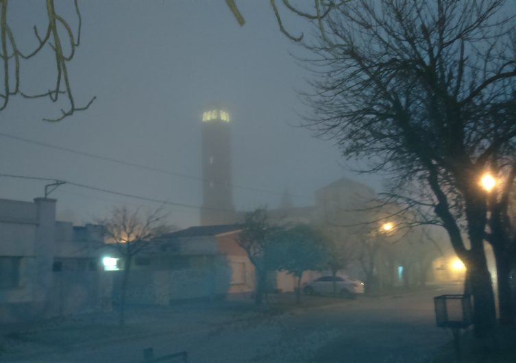 La neblina invadió la región y complica el tránsito