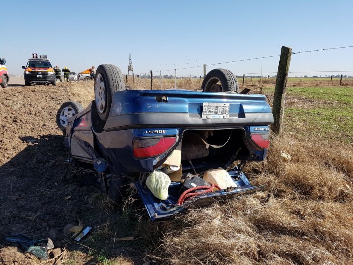 Una familia protagonizó un accidente en zona rural de Brinkmann