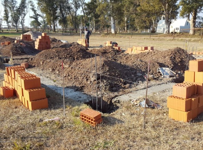 Construyen aulas en la escuela de Col. 10 de Julio