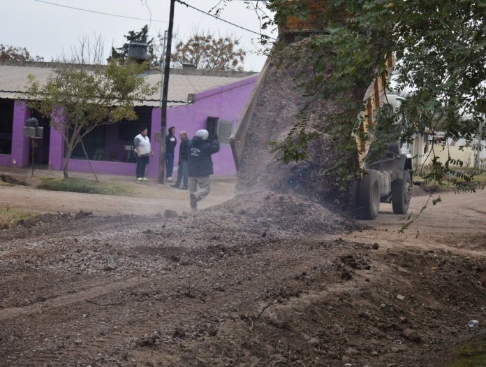 Colocan ripio en calles de Ceres