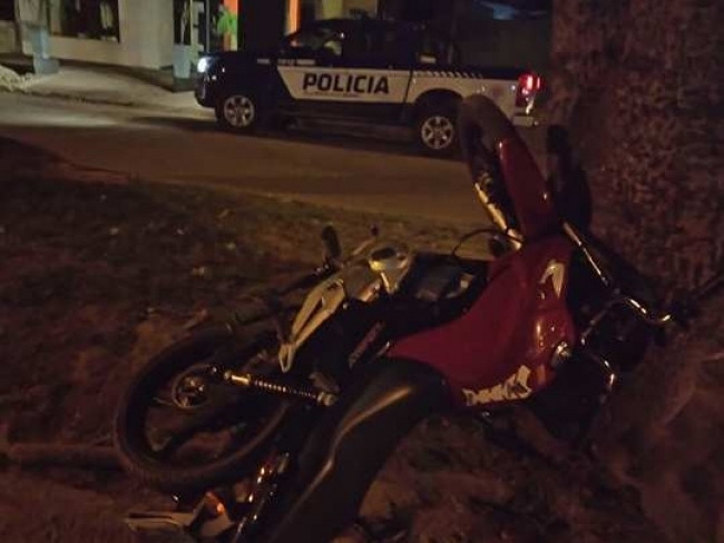 Morteros: Motociclista lesionado al chocar un árbol