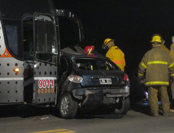 Sunchales: Un muerto al chocar un auto y un colectivo