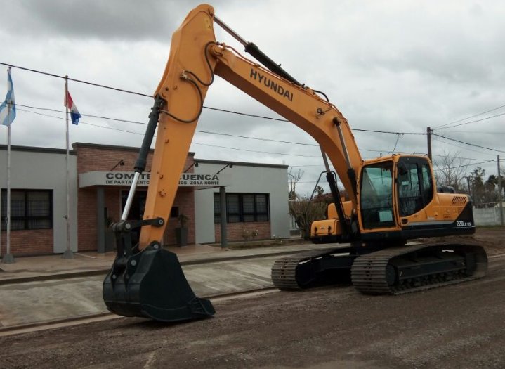 Entregaron una retroexcavadora para el Comité Castellanos Norte