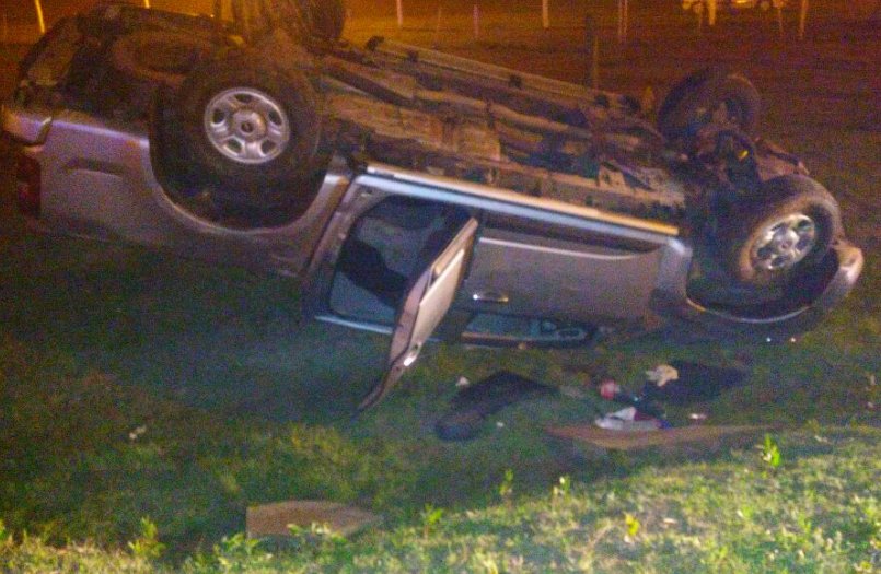 Arrufó: Dos jóvenes lesionadas al volcar una camioneta