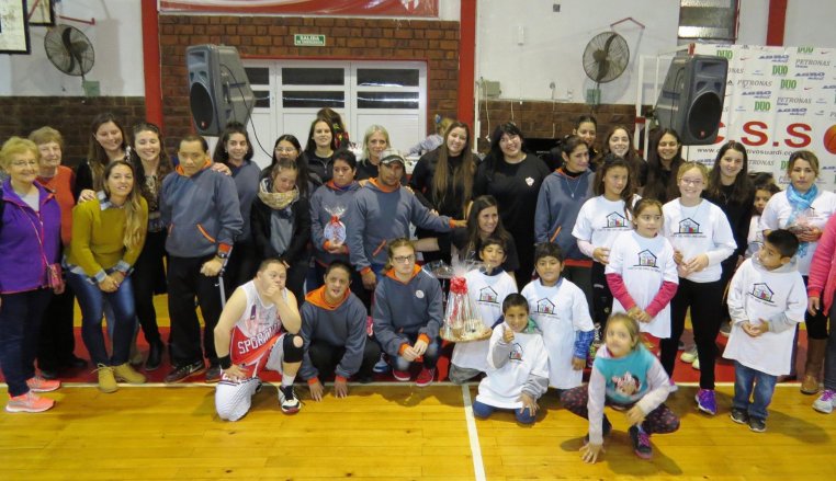 Basquet solidario con Manto Blanco y la Casita