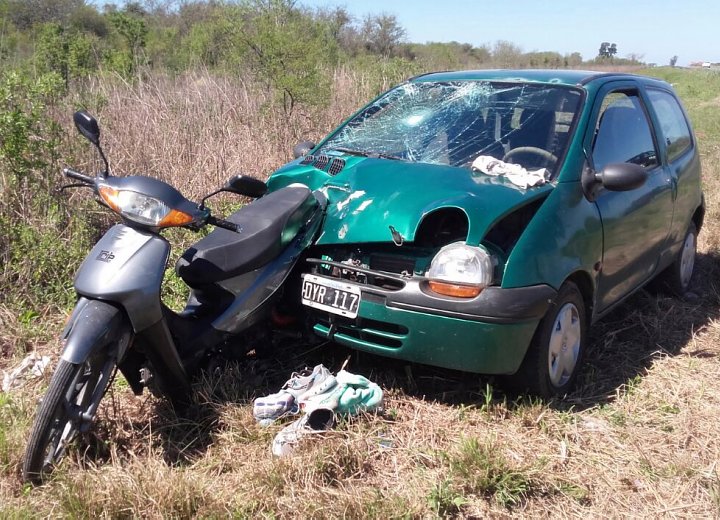 Familia grave al protagonizar un accidente en Ruta 4