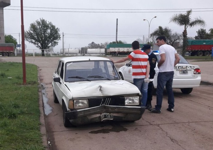 Porteña: Perdió el control del auto y chocó una columna de alumbrado