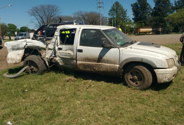 Accidente entre una camioneta y un camión en Ceres