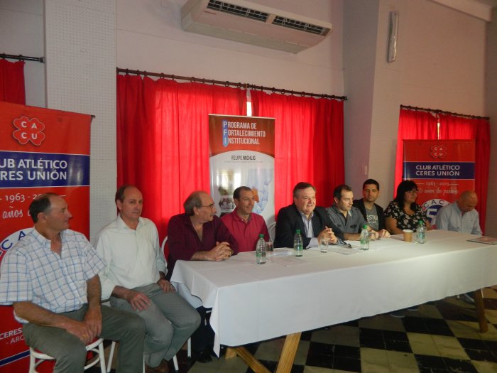 Michlig entregó aportes a instituciones de Ceres y Hersilia
