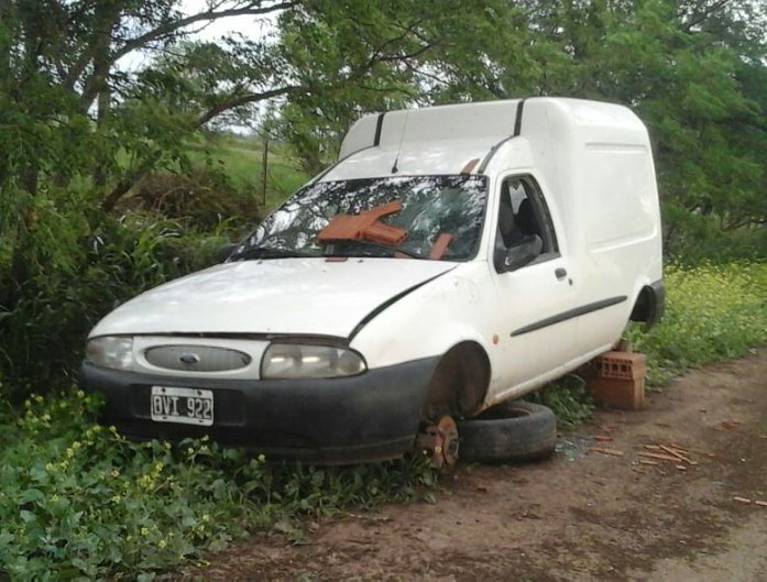 Permanece abandonado un vehículo en zona rural de Beiro