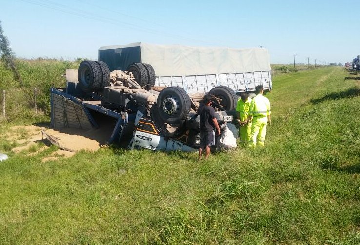 Volcaron camiones en rutas 17 y 34