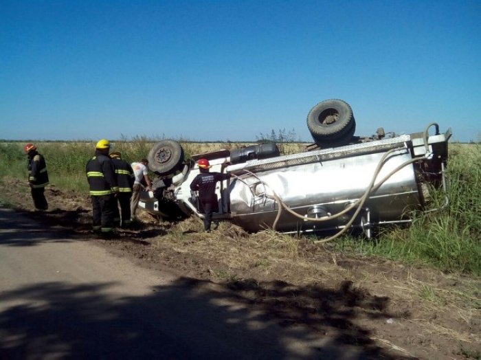 Camionero lesionado al volcar en zona rural de Morteros
