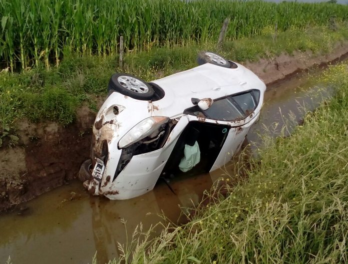 Un auto cayó a un canal en zona rural de Porteña