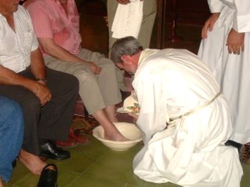 El Padre Riberi pidió que cada día lavemos los pies de nuestro prójimo