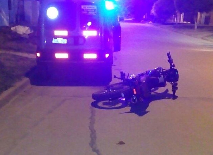 San Guillermo: Joven lesionado al chocar un auto estacionado