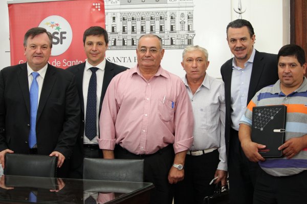 Entregaron fondos para construir viviendas en tres localidades del Departamento