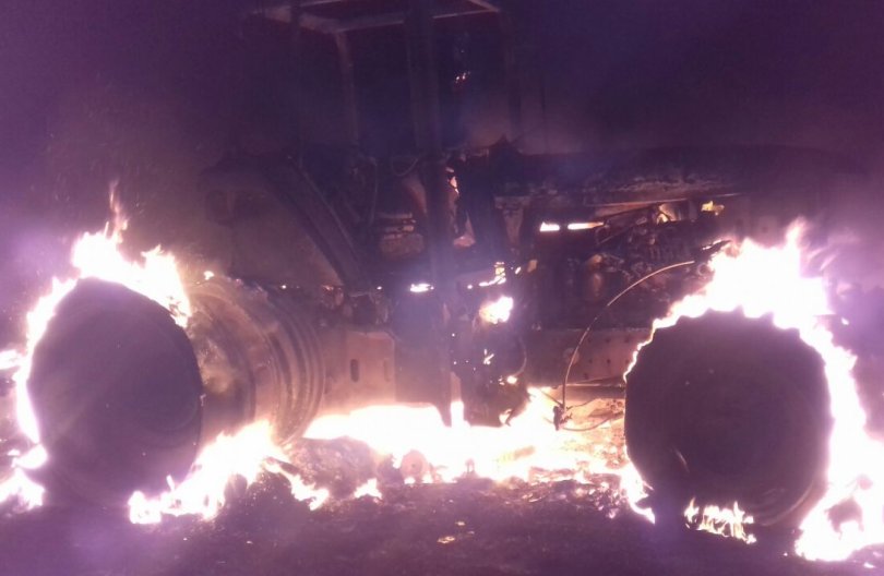Incendio de un tractor y tolva en un campo de Tacurales