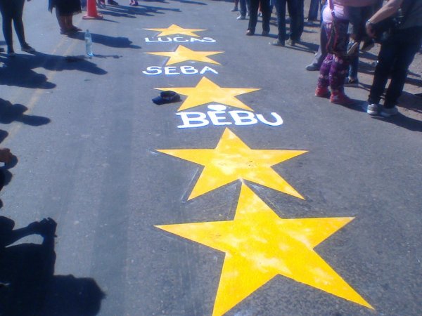 Suardi: Pintaron estrellas amarillas recordando a los jóvenes fallecidos el 1° de enero