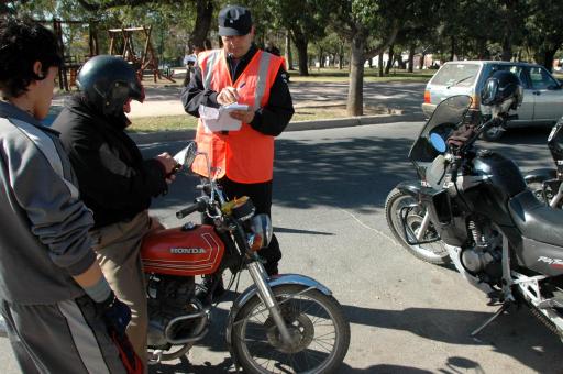 Balnearia: Un motociclista atropelló a un policía en un control vehicular