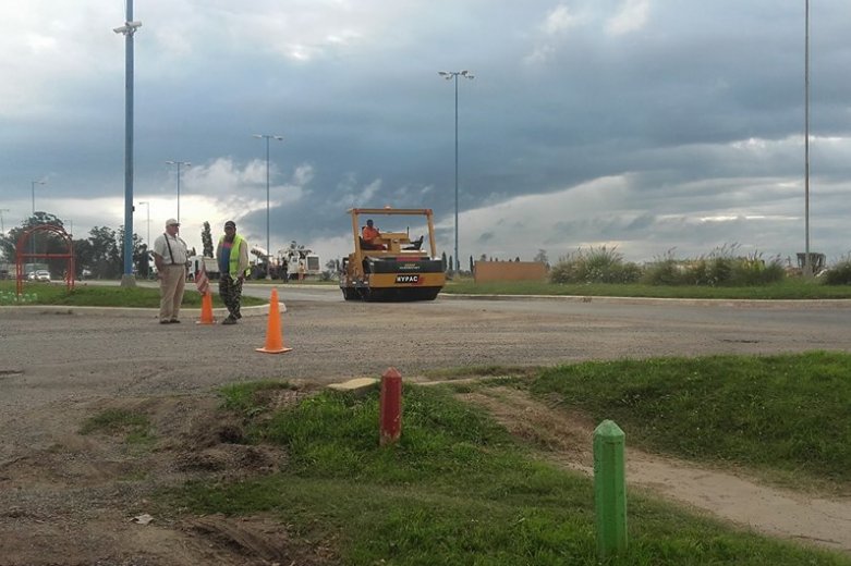 Realizan bacheo en la rotonda de acceso a San Guillermo