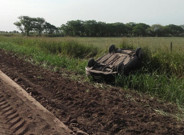 Un automovilista volcó en Col. Vignaud