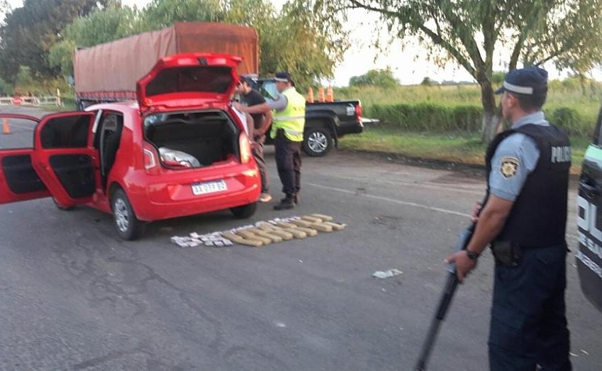 Ceres: Policía Vial secuestró droga y dinero en un auto