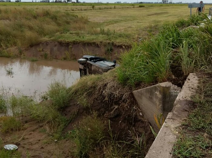La Rubia: Cayeron a un canal y sólo sufrieron heridas leves