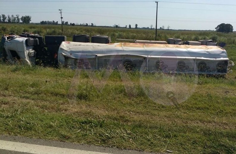 Tacural: Accidente entre dos camiones y una camioneta