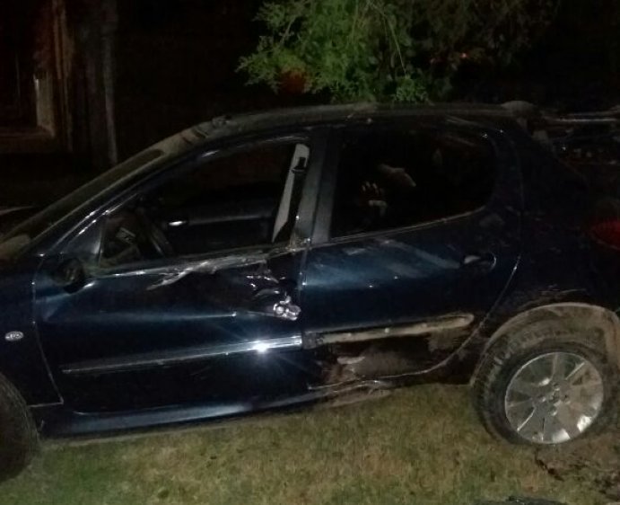 Perdió el control del auto y chocó contra una vivienda