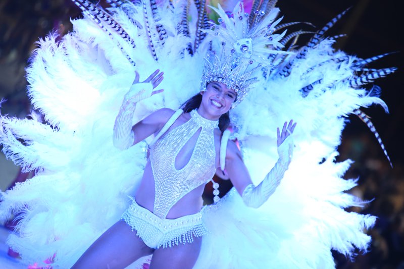 Multitudinaria apertura de los carnavales en Suardi