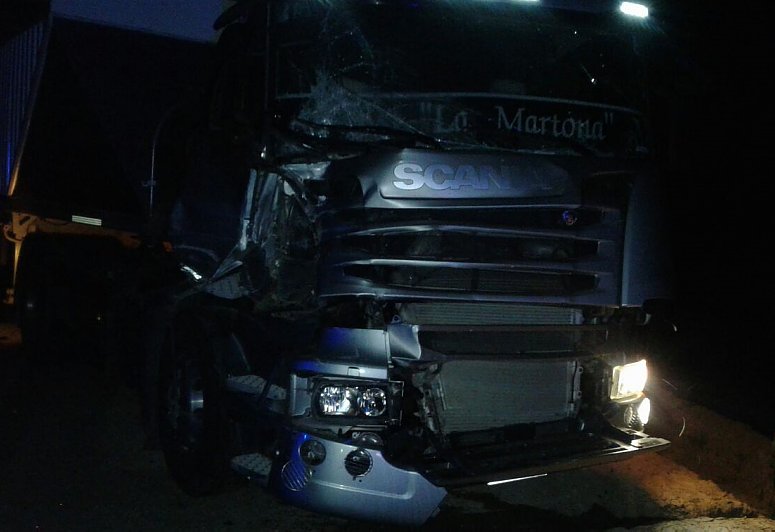 Choque de camiones dejó daños materiales