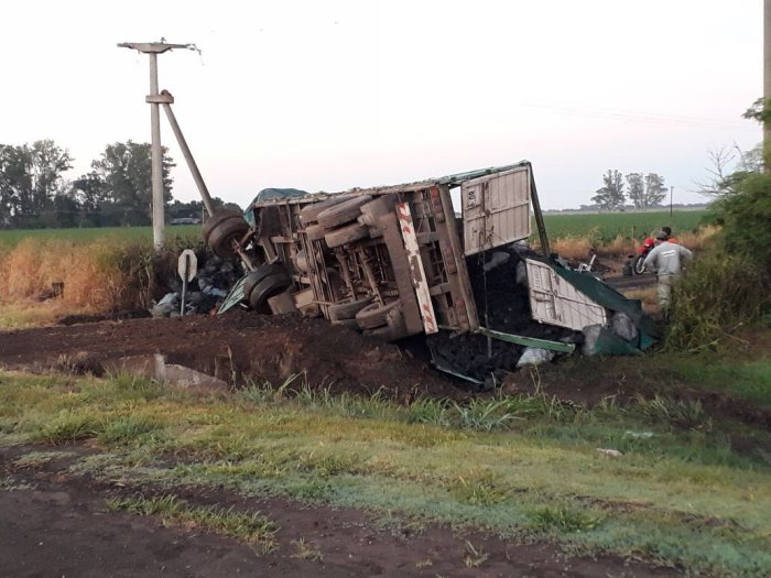 Un caballo ocasionó el choque de dos camiones