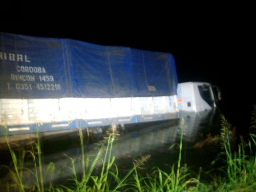 Freyre: Un camionero realizó una mala maniobra y terminó en un campo inundado