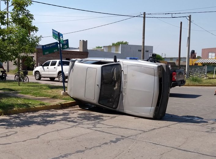 Espectacular accidente en zona urbana de Suardi
