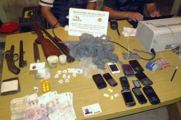 San Cristóbal: Detuvieron a un hombre y encontraron drogas y armas en un pub