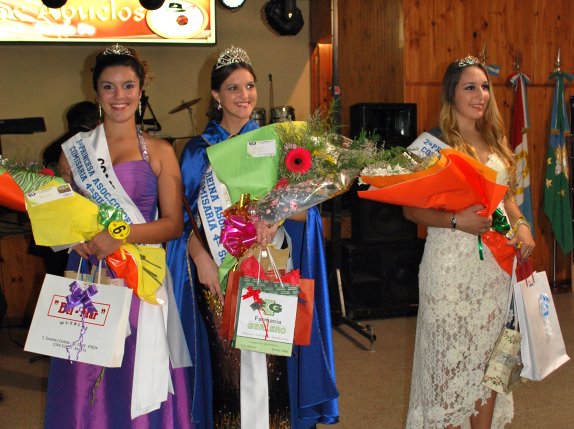 Antonela Sternari es la nueva reina de la Cooperadora Policial de Suardi