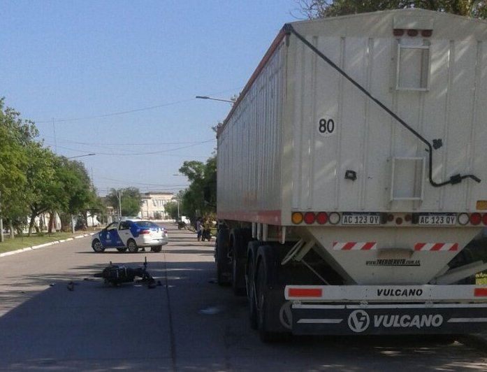 Se accidentó al dormirse mientras conducía una moto