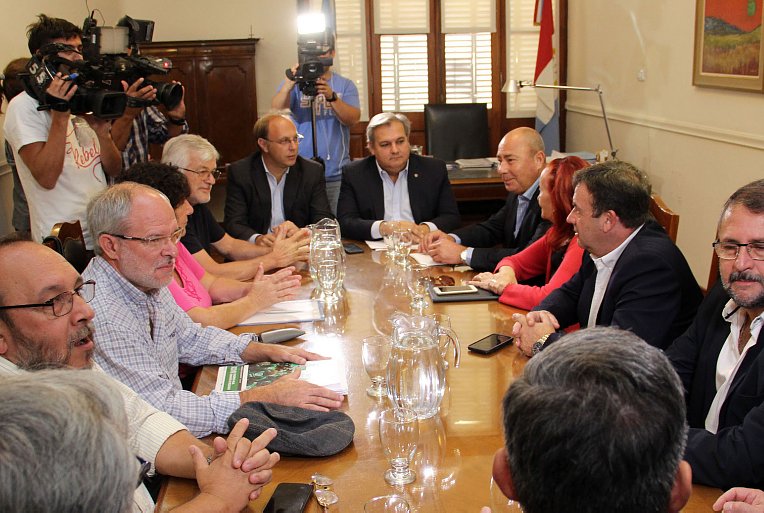 El gobierno ofreció un incremento de 18 % a los estatales y docentes