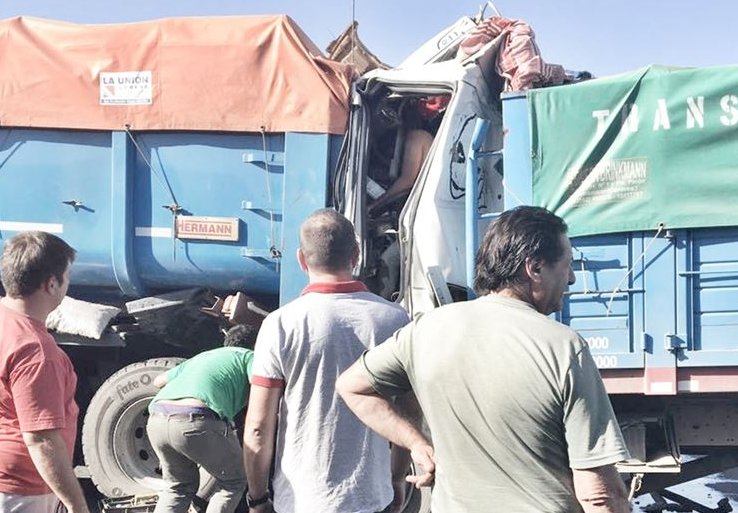 Camionero de Brinkmann protagonizó un grave accidente 