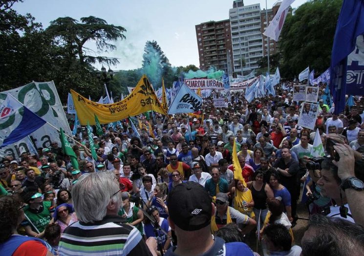 Masiva movilización de estatales en Santa Fe