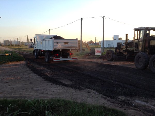 Suardi: Comenzaron a ripiar calles en el barrio sur (loteo Sella)