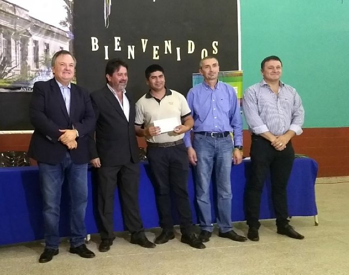 Importante entrega de fondos a escuelas del departamento