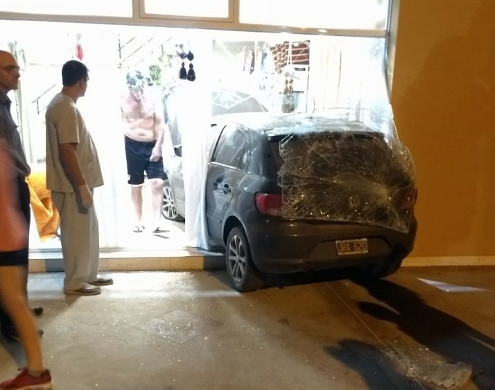 San Guillermo: Quizo evitar un choque y terminó dentro de un comercio