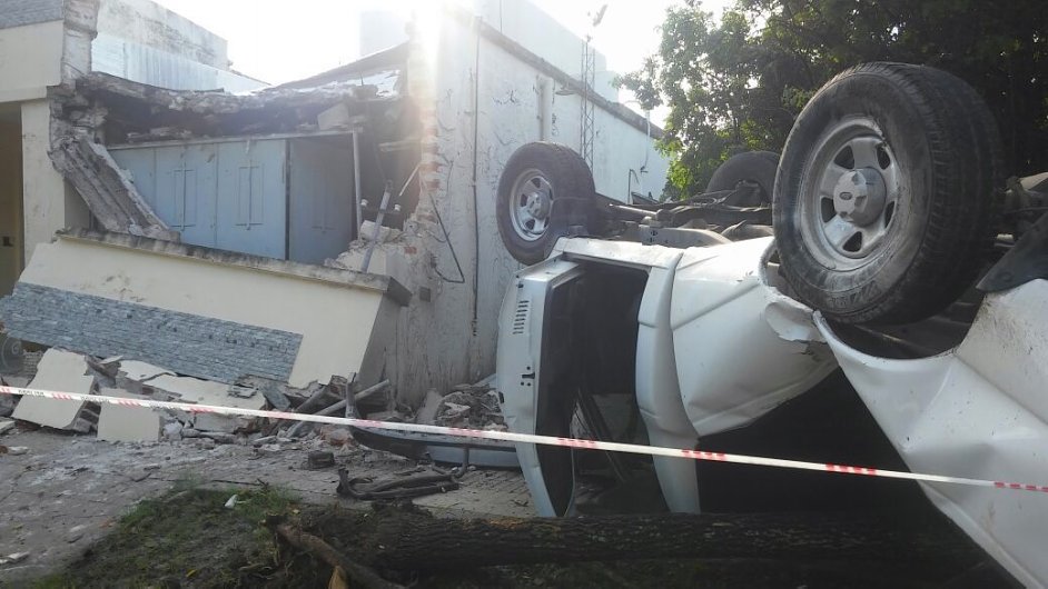 Sunchales: Conducía una camioneta y terminó destruyendo una vivienda