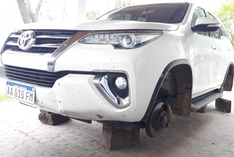 Arrufó: Robaron las ruedas de una camioneta de alta gama
