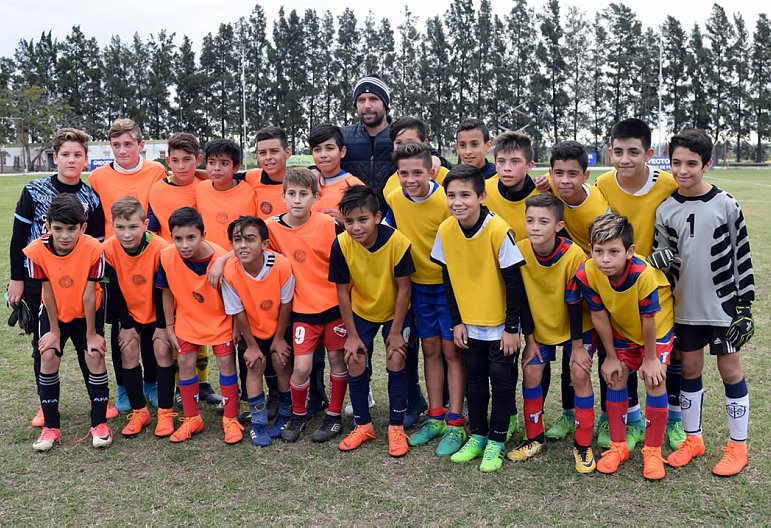 Cavenaghi observó jugadores en Proyecto Crecer
