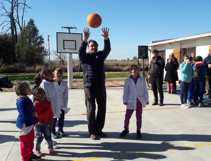 Inauguraron playón deportivo en escuela rural de Brinkmann