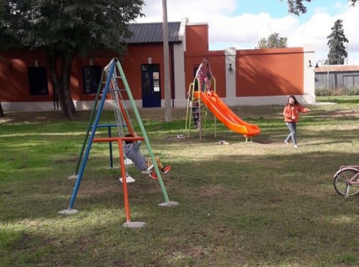 Suardi: Colocaron juegos para niños en el predio del ferrocarril