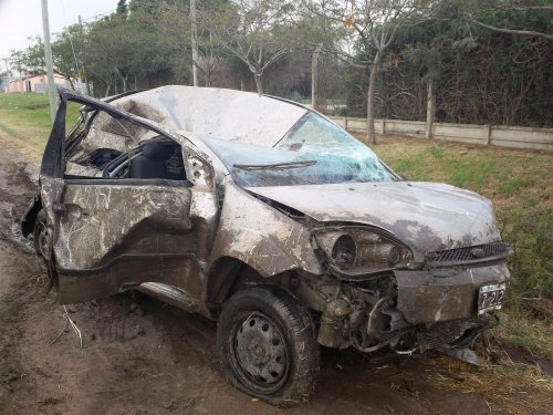 Porteña: Un hombre murió al chocar con su auto una columna de alumbrado