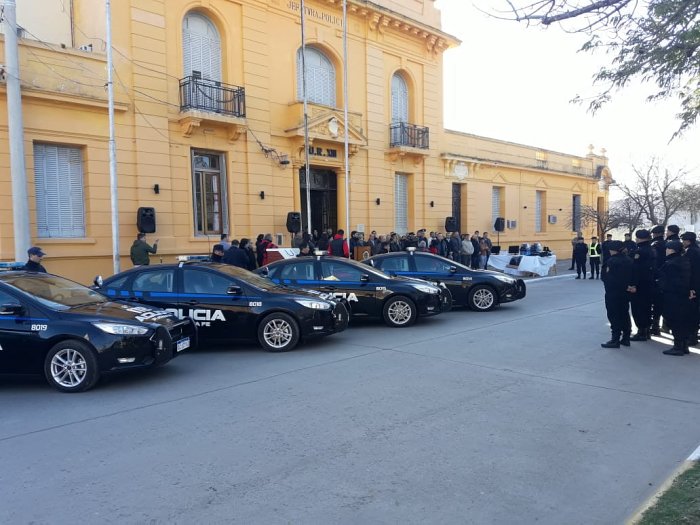 Pullaro entregó patrulleros, fondos, indumentaria y computadoras
